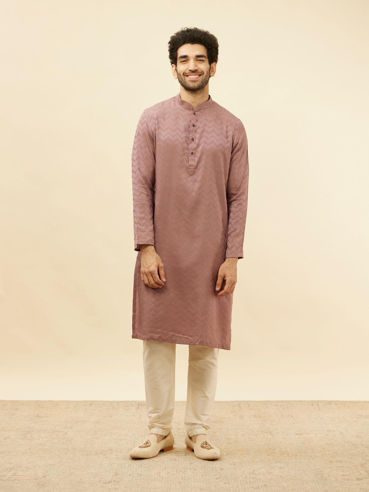 alt message - Manyavar Men Foxy Pink Chevron Patterned Kurta Set image number 2